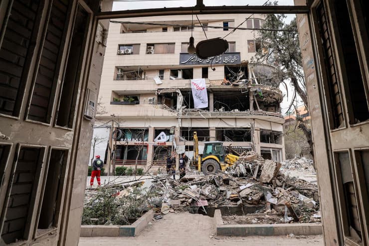 פגיעה בבניין בטהרן (צילום: ATTA KENARE / AFP) טהרן