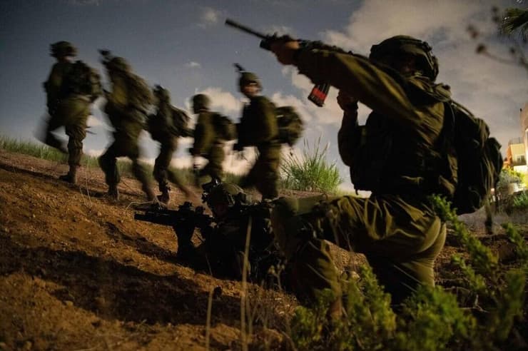 "זה אמנם אויב מאוד מוחלש, בטח למול מה שפגשנו ב'חיצי הצפון', אבל הוא עדיין יורה". לוחמי הלוט"ר בדרום לבנון (צילום: דובר צה"ל) לוחמי הלוט"ר בקו העמוק ביותר בדרום לבנון