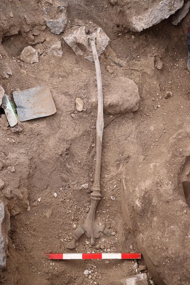 גילוי כן הברונזה במהלך החפירה (איור: ד"ר מיכאל איזנברג) גילוי כן הברונזה במהלך החפירה