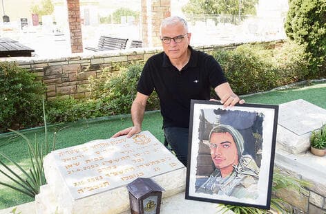 רפי בן שטרית עם תמונת בנו