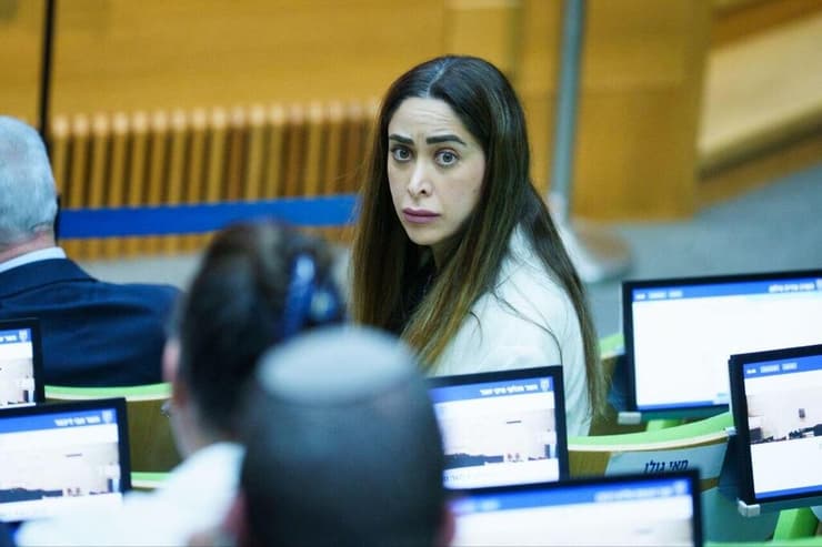 לדיון הזה היא דווקא הצליחה להגיע. מאי גולן בכנסת בדיון על הצעת חוק עונש מוות למחבלים (צילום: שלו שלום ) מאי גולן במליאת הכנסת - הצעת חוק עונש מוות למחבלים