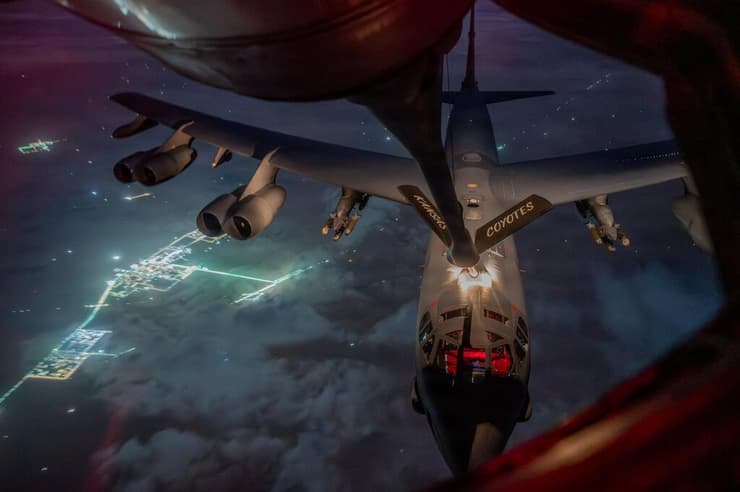 תיעוד מתדלוק אווירי ל מפציץ B-52 חיל האוויר של ארה"ב מלחמה עם איראן