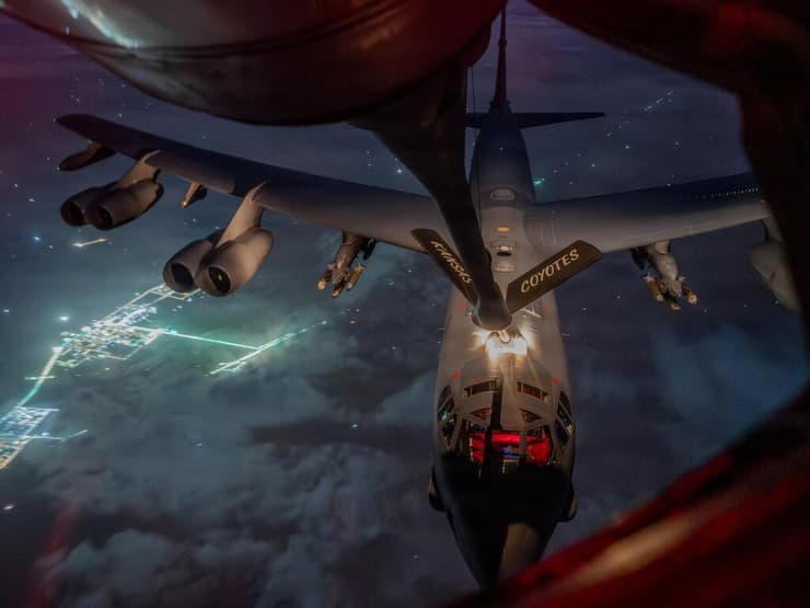 תדלוק אווירי למפציץ B-52 של חיל האוויר האמריקני - בדרך לתקיפה באיראן (צילום: מתוך הרשתות לפי סעיף 27 א' ) תיעוד מתדלוק אווירי ל מפציץ B-52 חיל האוויר של ארה"ב מלחמה עם איראן