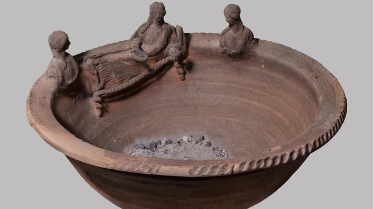 קטורת טרקוטה עם שאריות האפר שנחקרו. השפה מעוטרת בשלוש דמויות נשים, ככל הנראה מתארות אנשים שנפטרו לאחר מותם (צילום: Parco Archeologico di Pompeii, Johannes Eber) קטורת טרקוטה עם שאריות האפר שנחקרו. השפה מעוטרת בשלוש דמויות נשים, ככל הנראה מתארות אנשים שנפטרו לאחר מותם