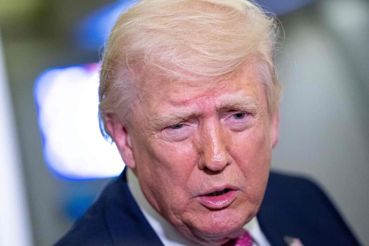 הנשיא טראמפ. "הגיהינום יומטר עליהם" (צילום: Nathan Howard / GETTY IMAGES NORTH AMERICA / AFP) נשיא ארה"ב טראמפ ב מטוס אייר פורס 1