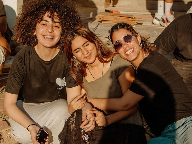 "כשמציגים מטרה ברורה - הרבה אנשים רוצים להיות חלק מהעשייה". מתנדבות בפרויקט הספסלים בב"ש (צילום: באדיבות "שגרירי רוטשילד") "כשמציגים מטרה ברורה - הרבה אנשים רוצים להיות חלק מהעשייה". מתנדבות בפרויקט הספסלים בב"ש