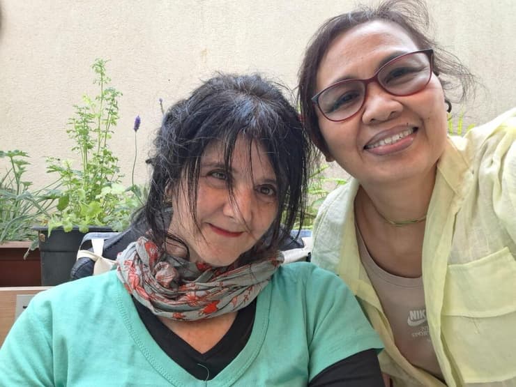 עינת ורוזי המטפלת