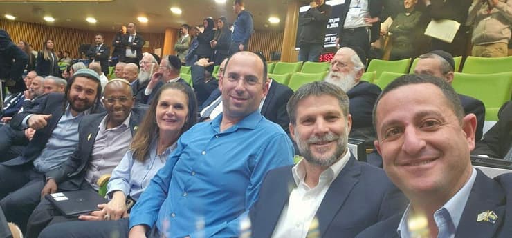 חברי הציונות הדתית בהצבעה על אישור תקציב המדינה (צילום: לפי סעיף 27א' לחוק זכויות יוצרים) חברי הציונות הדתית בהצבעה על אישור תקציב המדינה