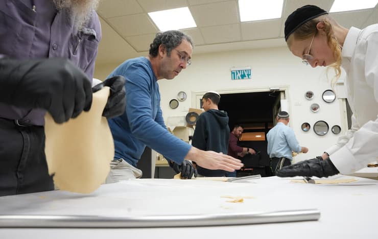 הכנת מצות לפסח בקריית שמונה