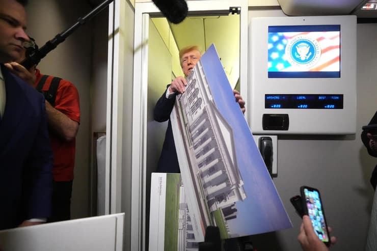 נשיא ארה"ב מציג לכתבים הדמיה של האגף המזרחי החדש שאמור להיבנות ב הבית הלבן