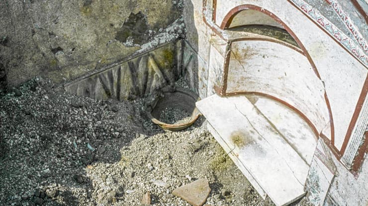 מבער קטורת עם שאריות אפר במזבח הבית של וילה רומית בעיירה בוסקוריאלה השוכנת למרגלות הר הגעש וזוב (סמוך לפומפיי) (צילום: Parco Archeologico di Pompeii. Archivio Fotografico Inv. H6803) מבער קטורת עם שאריות אפר במזבח הבית של וילה רומית בעיירה בוסקוריאלה השוכנת למרגלות הר הגעש וזוב (סמוך לפומפיי)