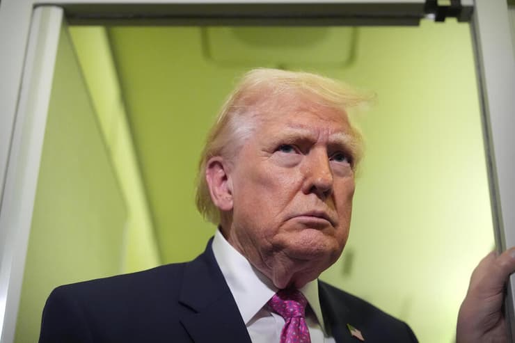 נשיא ארה"ב טראמפ ב מטוס אייר פורס 1