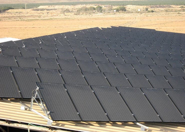 הדרך הזולה ביותר להפיק חשמל, שמאפשרת לכל אחד לייצר חשמל באופן עצמאי ומקומי. לוחות סולריים על גג בניין