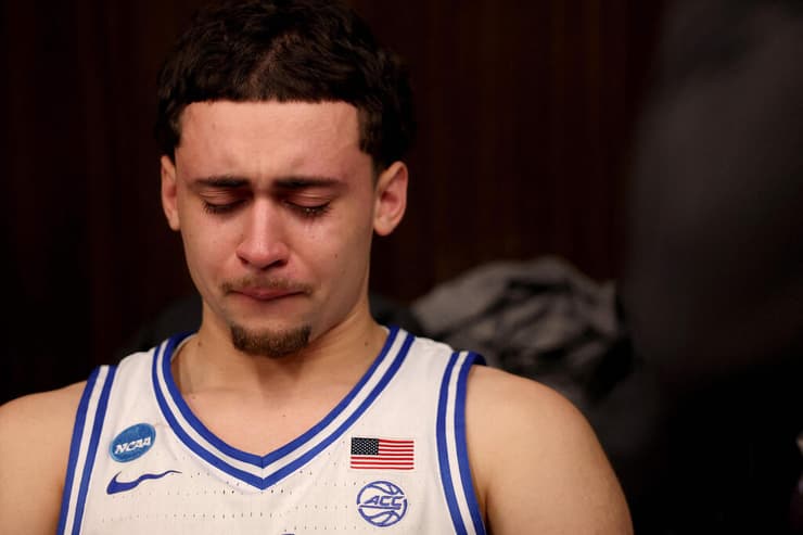 האריס מדיוק בוכה בחדר ההלבשה