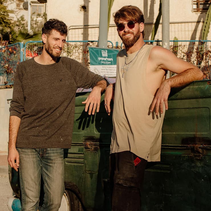 אור ידבבנר (מימין) עם מתנדב, במהלך הקמת הספסלים. "מרגיש קצת יותר מוחזק בתוך כל הכאוס הזה" (צילום: באדיבות "שגרירי רוטשילד") אור ידבבנר (מימין) עם מתנדב, במהלך הקמת הספסלים. "מרגיש קצת יותר מוחזק בתוך כל הכאוס הזה"
