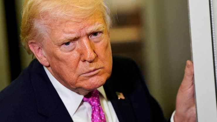 נשיא ארה"ב טראמפ ב מטוס אייר פורס 1