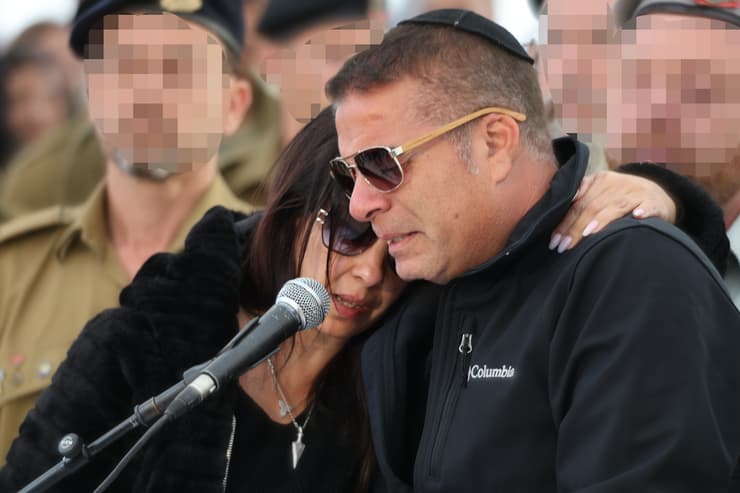 "איזה ילד אנחנו קוברים". ההלוויה הערב (צילום: יריב כץ ) הלווייתו של סמל לירן בן ציון בבית העלמין הצבאי בחולון