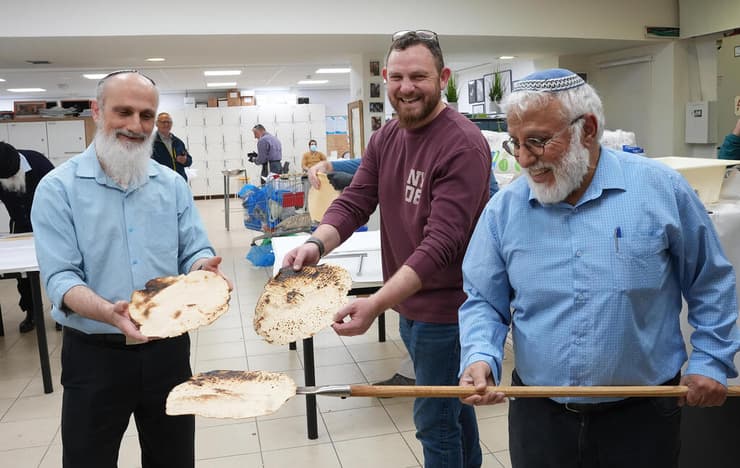 הכנת מצות לפסח בקריית שמונה