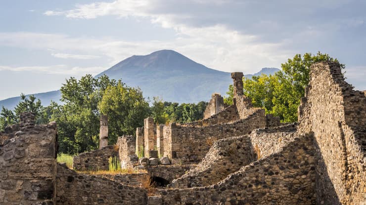 חורבות בית בפומפיי, על רקע הר הגעש וזוב (צילום: Johannes Eber) חורבות בית בפומפיי, על רקע הר הגעש וזוב