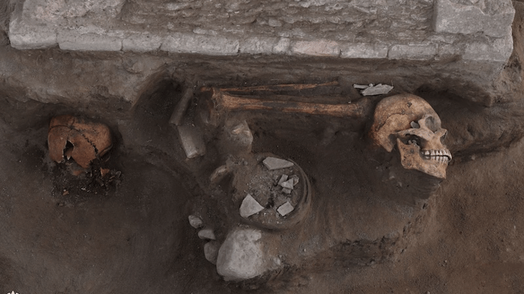 גולגולות וחלקי שלד אנושיים אחרים שהתגלו סביב המזבח העתיק