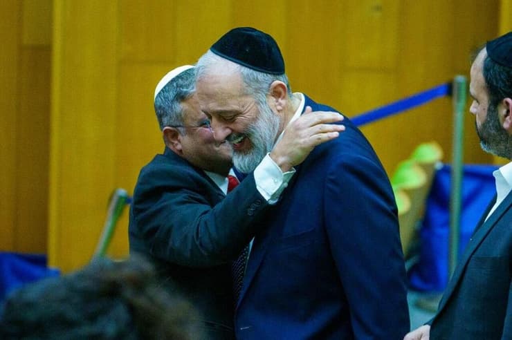 השר לביטחון פנים עם יו"ר ש"ס אריה דרעי אמש בדיון על עונש המוות. גם החוק חסר המשמעות צפוי להיפסל בבג"ץ (צילום: שלו שלום ) איתמר בן גביר ואריה דרעי במליאת הכנסת - הצעת חוק עונש מוות למחבלים