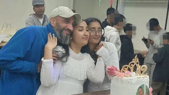 ברכה אבסקר ובתה בבת המצווה במלון