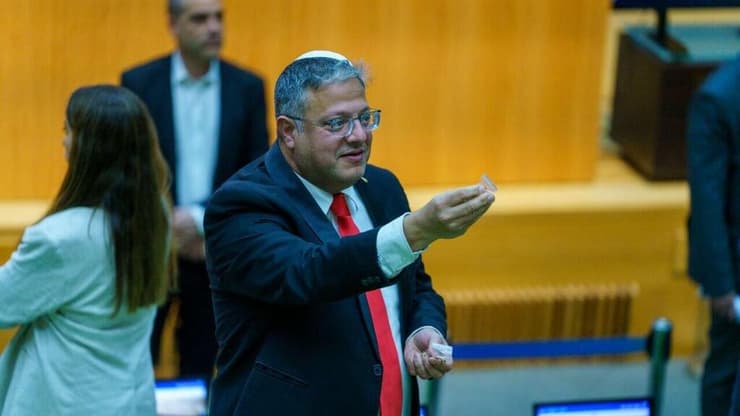 ועם דברי המתיקה (צילום: שלו שלום ) איתמר בן גביר במליאת הכנסת לאחר ההכרזה על אישור חוק עונש מוות למחבלים עם שמפניה בידו