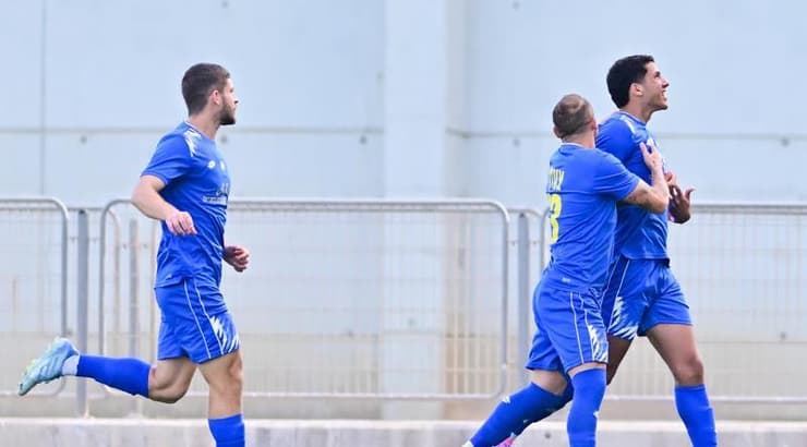 שחקני מכבי הרצליה חוגגים