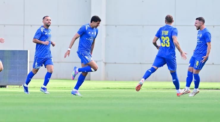 שחקני מכבי הרצליה מאושרים