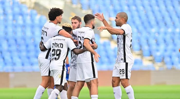 שחקני הפועל חדרה חוגגים