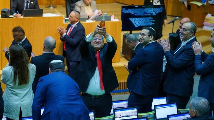 בן גביר עם השמפנייה (צילום: שלו שלום ) איתמר בן גביר במליאת הכנסת לאחר ההכרזה על אישור חוק עונש מוות למחבלים עם שמפניה בידו