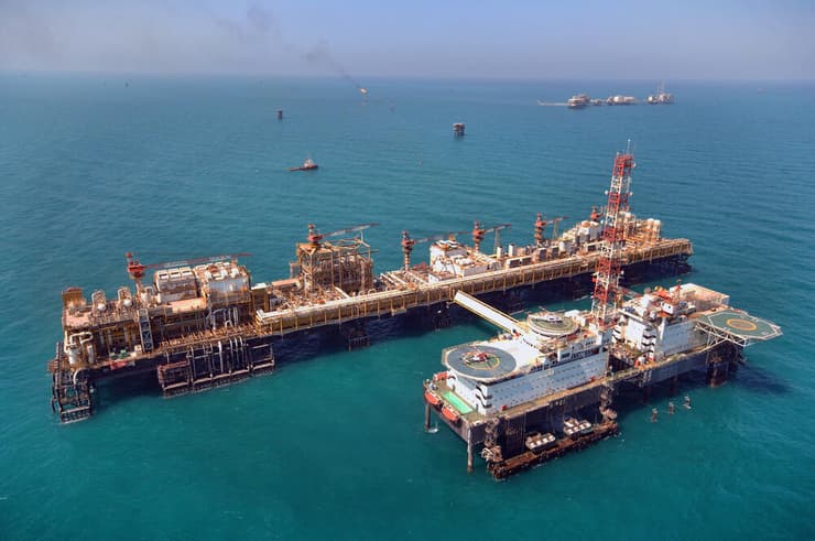 כמחצית מעתודות הנפט המוכחות וכ-40 אחוז מעתודות הגז המוכחות בעולם נמצאות במדינות שלחופי המפרץ הפרסי. אסדת נפט במפרץ