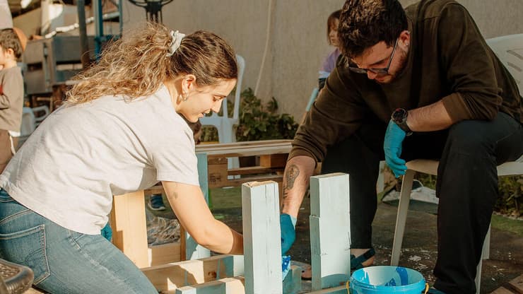 "הבנתי שכבר לא מדובר רק בספסלים". מתנדבים בפרויקט (צילום: באדיבות "שגרירי רוטשילד") "הבנתי שכבר לא מדובר רק בספסלים". מתנדבים בפרויקט