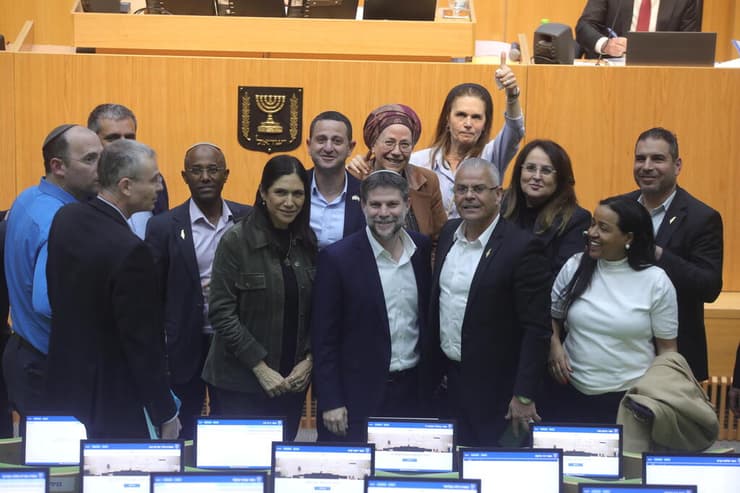 ההצבעה על התקציב במליאת הכנסת (צילום: גיל יוחנן) ההצבעה על התקציב במליאת הכנסת