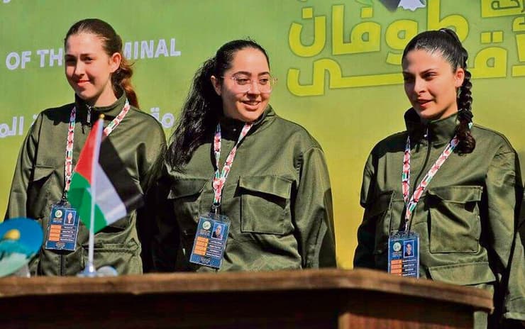 מימין: דניאלה, לירי ונעמה ביום השחרור משבי חמאס