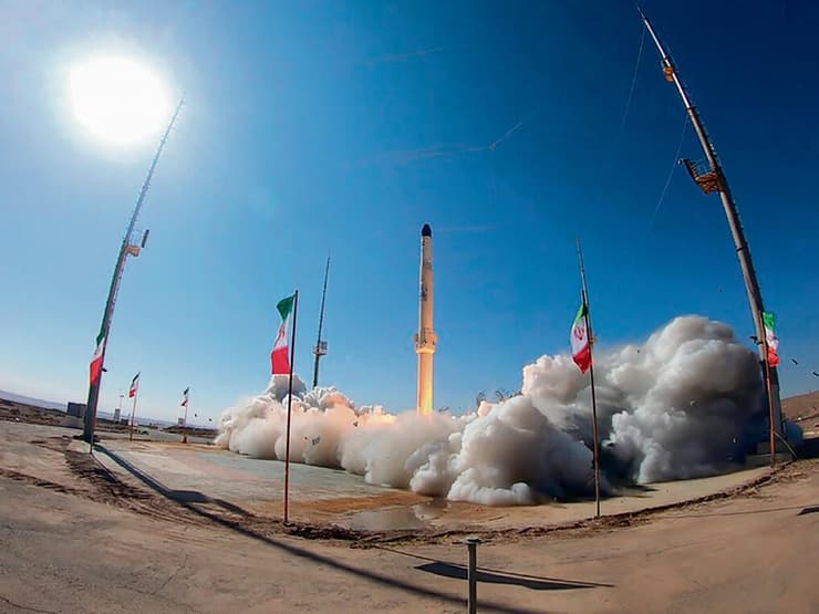 טיל איראני לנשיאת  לוויינים. "אנחנו נסגור  לכם את העיניים בחלל"