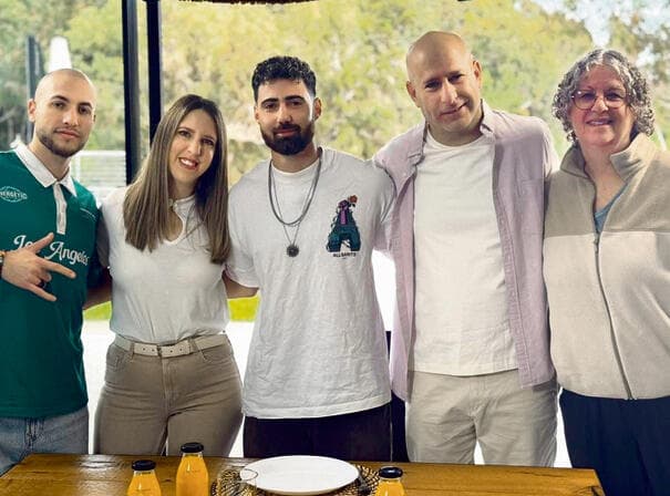 מימין לשמאל: אביבה סיגל, אני, גיא גלבוע דלאל,  דורון כץ אשר ואיתן מור. לזכור לברך על הטובה