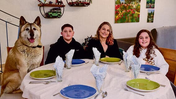 עטרה כהן וילדיה שחר ומיה. "לא ייתכן ששוב ושוב אותן משפחות נושאות בנטל"