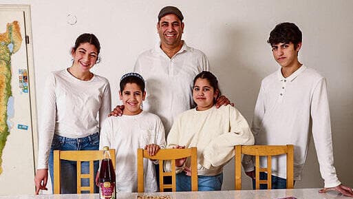 "הציפייה היא שכשזה יגמר - שזה יגמר לגמרי". חן אלמגור והילדים אביעד, רוני, רואי ומיטב