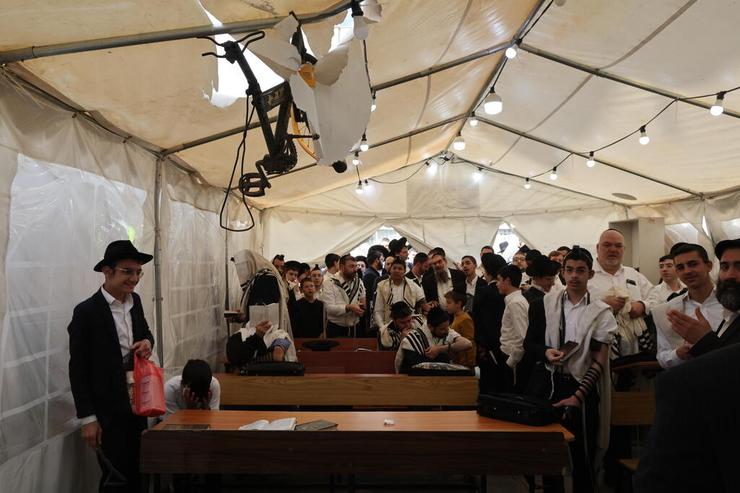 אופניים עפו מההדף ופגעו בגג בית כנסת בבני ברק