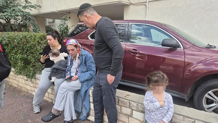 רונן וחגית יחזקאל עם ילדותיהם