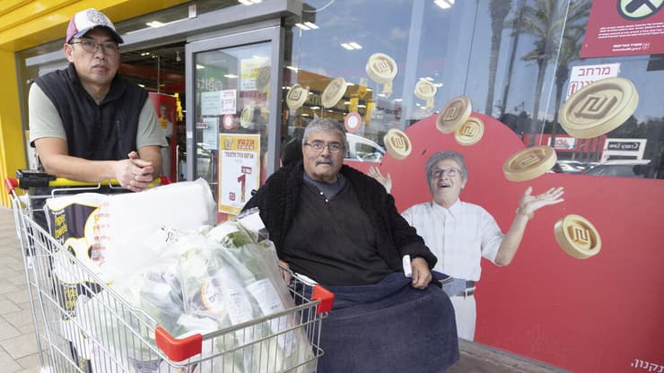 "שאני אפחד מעוד מטח?". נתן קורתי והמטפל שלו עמנואל (צילום: גיל נחושתן) קונים לפסח בביג קריות