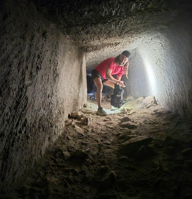 במעבר בין המחילות בשמורת גד