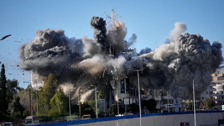 הדאחייה (צילום: AP Photo/Hussein Malla) תקיפות צה"ל בלבנון