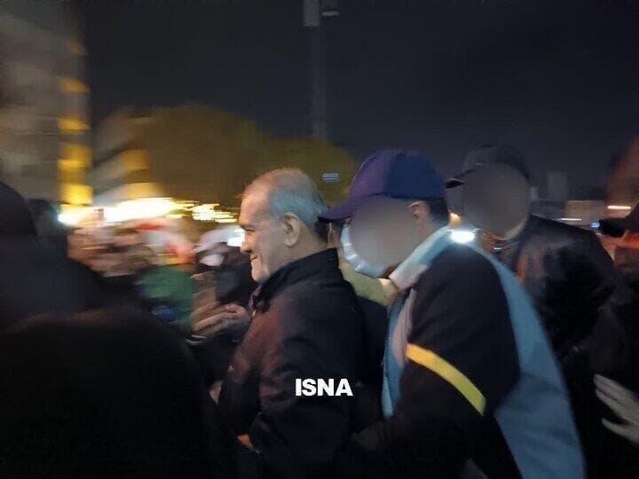 הנשיא פזשכיאן בהפגנה בטהרן