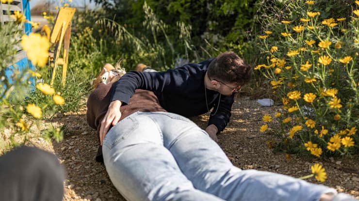 משתטחים על הקרקע בשפיים (צילום: Ilia YEFIMOVICH / AFP) שפיים