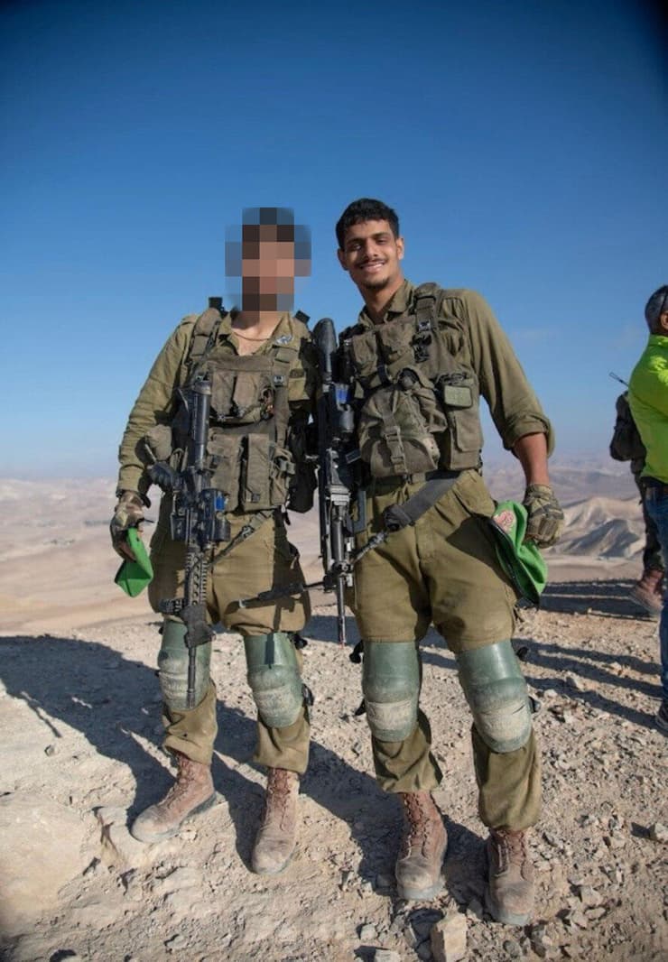 סמ"ר גלעד הראל לצד חברו לצוות סמ"ר י'