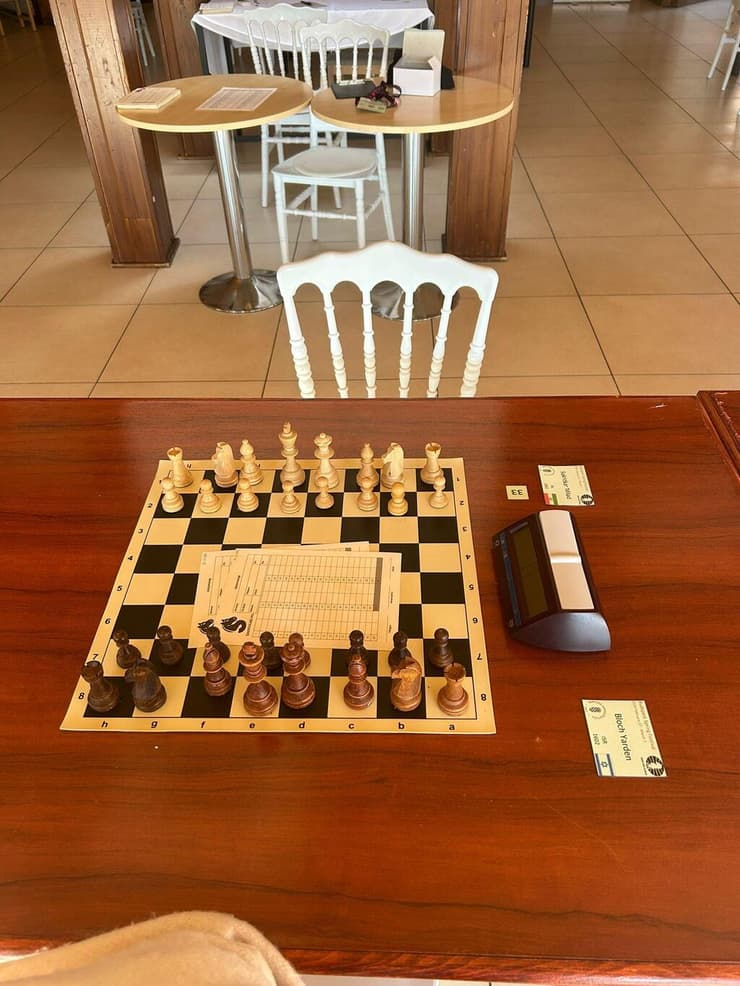 לוח השחמט, השעון והטפסים, רגע לפני המשחק ההיסטורי (צילום: פרטי) ירדן בלוך