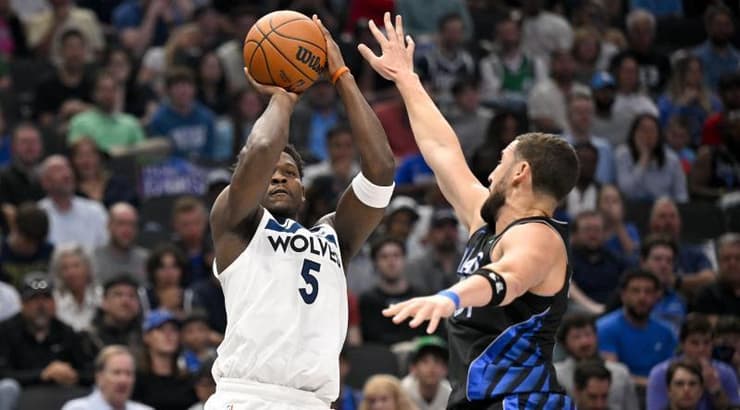 אנתוני אדוארדס מול קליי תומפסון (רויטרס) אנתוני אדוארדס מול קליי תומפסון