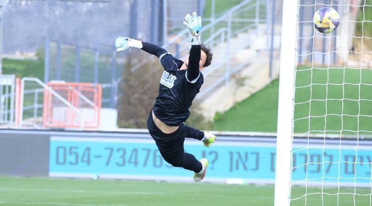 עידו ארצי נכנע לבעיטה של שחר מזרחי